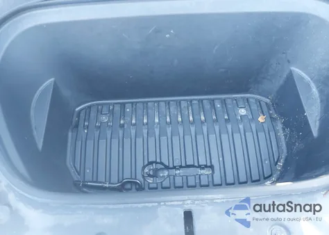 2021 Tesla Model Y Performance Dual Motor All-Wheel Drive/Standard Range Rear-Wheel Drive z USA, uszkodzony, nr VIN 5YJYGAED9MF176519